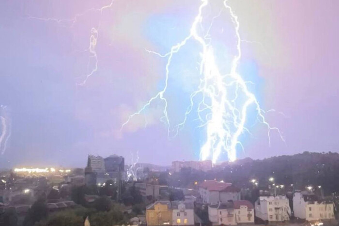 У Львові блискавка вдарила у трансформатори: у місті можливі перебої з електрикою