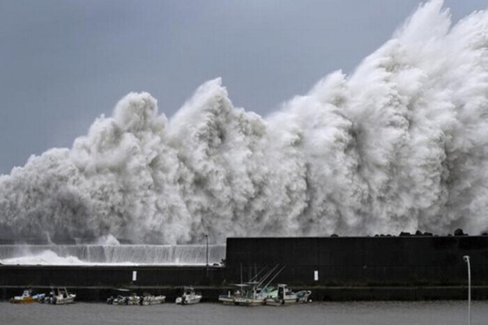 Китай накрыл мощный тайфун: эвакуированы десятки тысяч человек (видео)