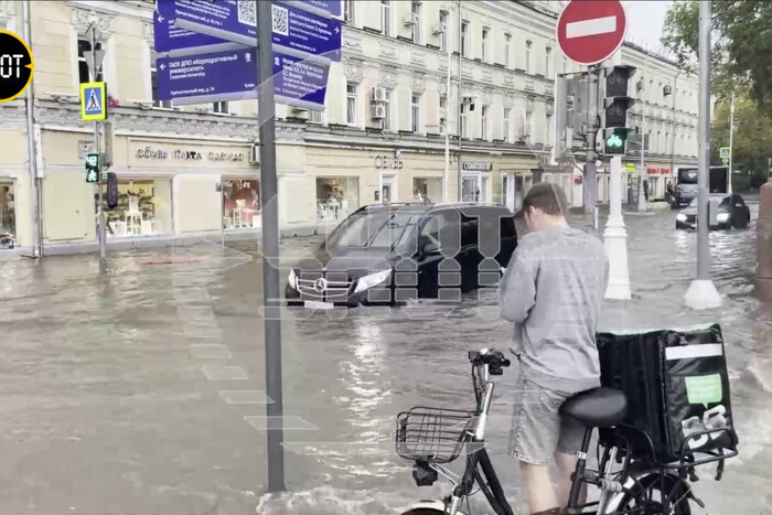 Москва йде під воду: як негода вплинула на столицю Росії (відео)
