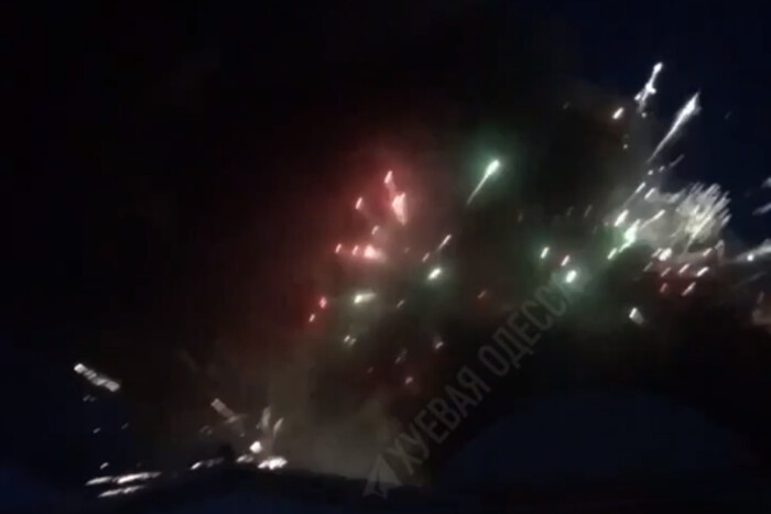 В Одесі горить склад із феєрверками (відео)