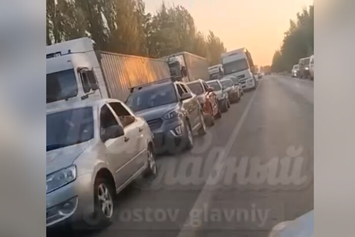 «Туристи» тікають із Криму: на виїзд у РФ гігантська черга (відео)