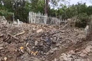 Окупанти розбомбили кладовище в Одесі (відео)