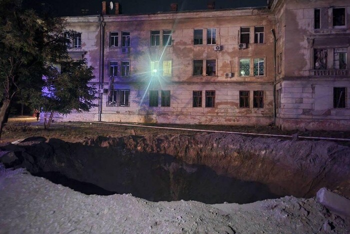 Ракета утворила величезну вирву біля будинку: наслідки ударів по Одесі (фото)