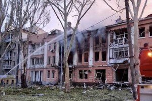 Вирви, пожежі і зруйновані будинки: фото наслідків удару по Миколаєву