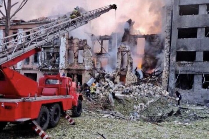 Ракетний удар по Миколаєву: десятки постраждалих, триває розбір завалів