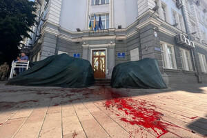 Скандал из-за благоустройства Житомира: вход в горсовет облит «кровью» (фото)