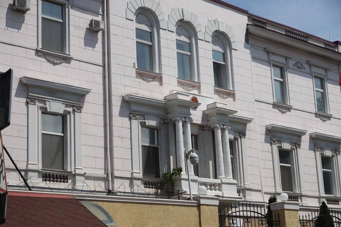 Окупанти пошкодили консульство Китаю в Одесі (фото)