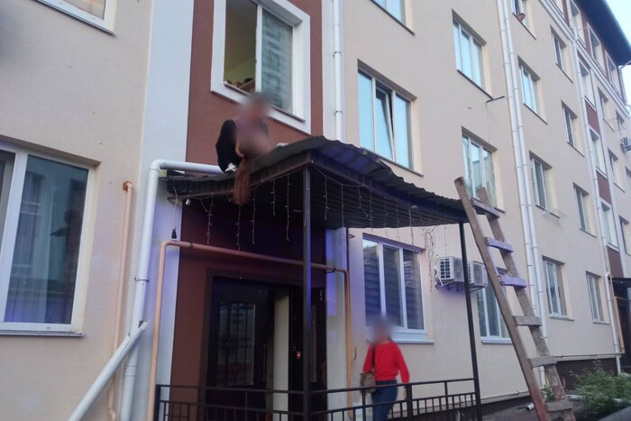 На Київщині дівчина вистрибнула з вікна (фото)