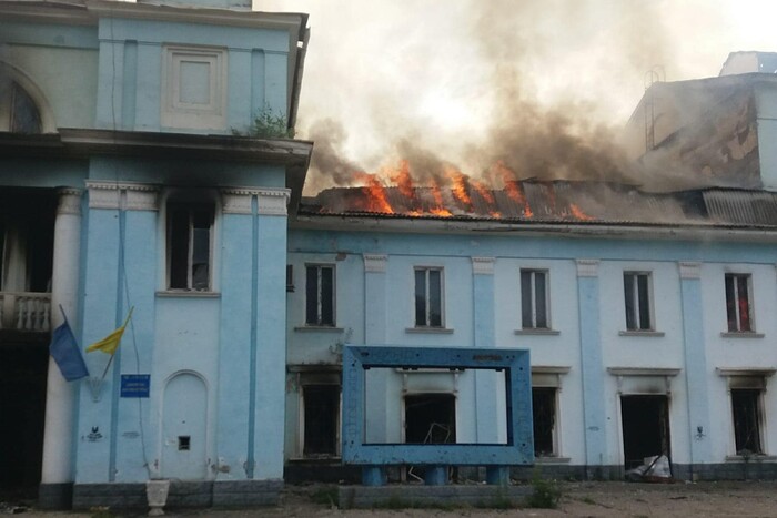 Росіяни знищили Палац культури у Часовому Ярі, де був гуманітарний штаб (фото)