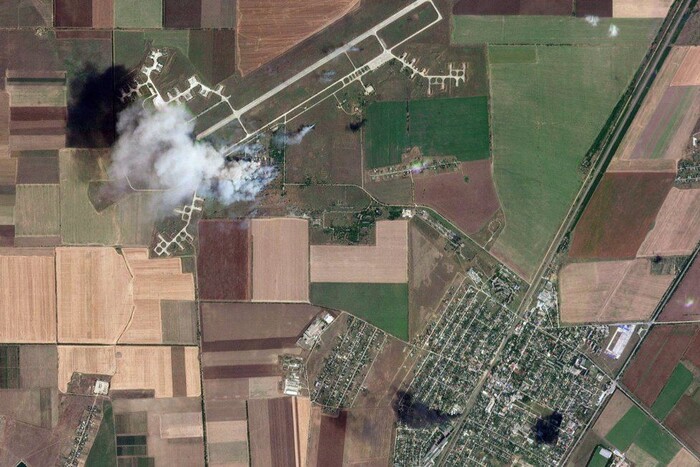Аеродром у Криму до та після вибухів: у мережі з’явилися фото