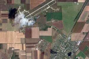 Аеродром у Криму до та після вибухів: у мережі з’явилися фото