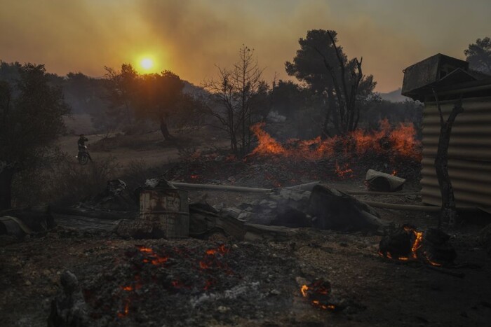 Апокаліптичний острів: на Родосі п’ятий день поспіль вирують лісові пожежі