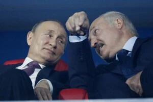 Путін також зробив незвичайну спробу сфотографуватися з натовпами росіян