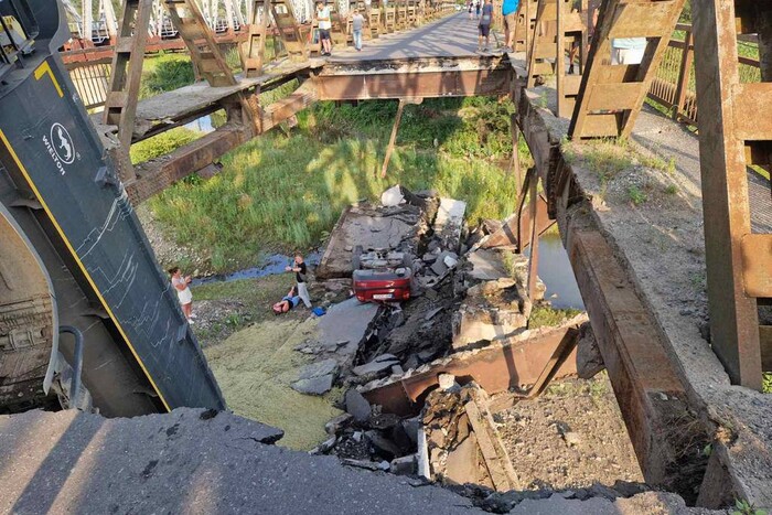 На Закарпатті обвалився міст через річку Тересва: є постраждалі (фото)