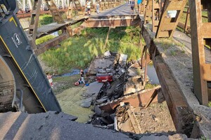 На Закарпатті обвалився міст через річку Тересва: є постраждалі (фото)