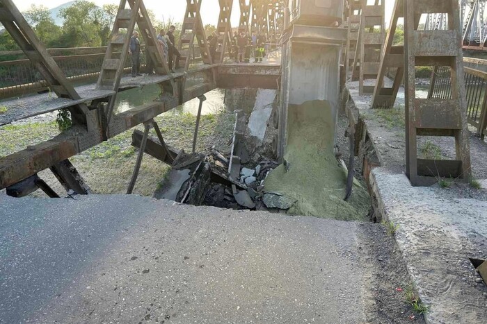 Обвал мосту на Закарпатті: п’ятеро постраждалих, серед них є діти