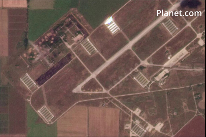 Вибухи у Криму: опубліковано супутникові фото наслідків атаки по аеродрому