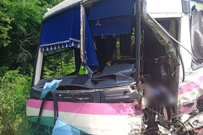 На Полтавщине столкнулись рейсовый автобус и грузовик: есть погибшие (фото)