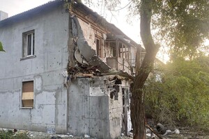 Побиті два двоповерхові будинки 