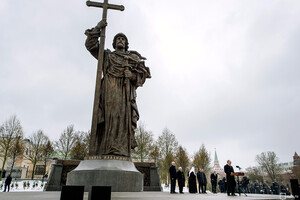 Кремлівський пам’ятник князеві Володимиру росіяни підписали із помилками. Але це тимчасово…