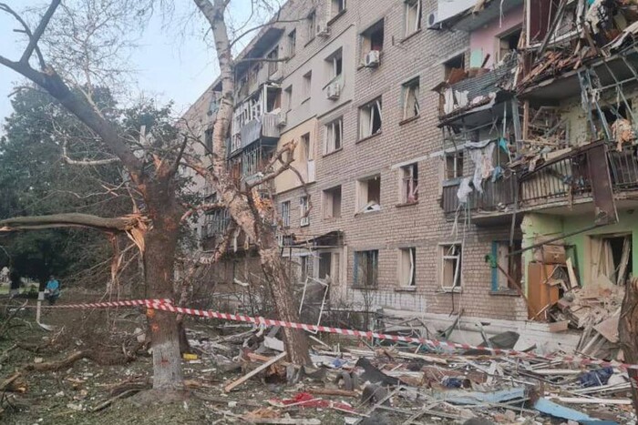 Окупанти влучили в житловий будинок на Харківщині: є постраждалі