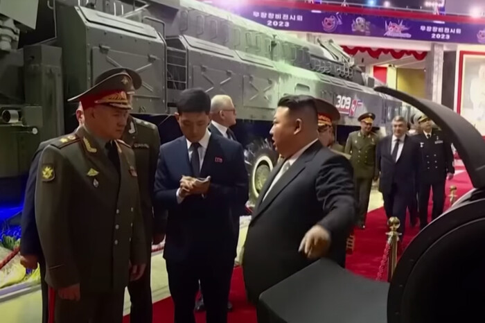Північна Корея влаштувала для РФ і Китаю парад із ядерними ракетами (відео)