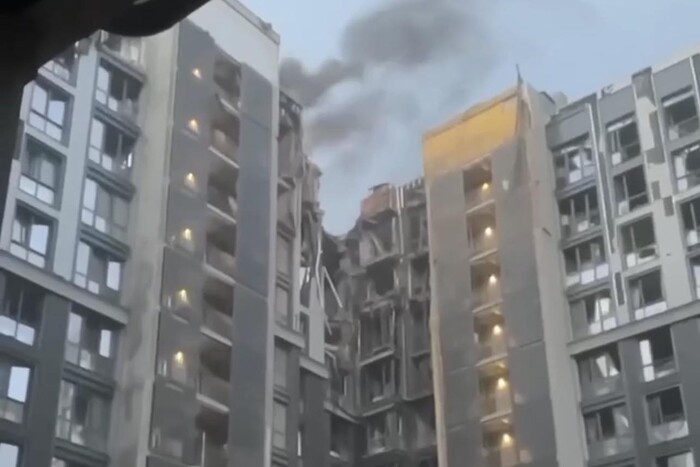 Росіяни влучили в багатоповерхівку в Дніпрі (відео)