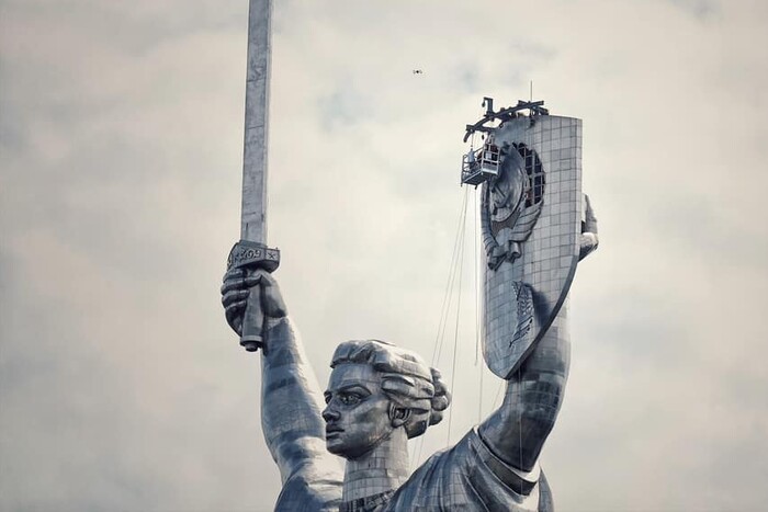 У Києві стартував демонтаж радянського герба із «Батьківщини-матері»