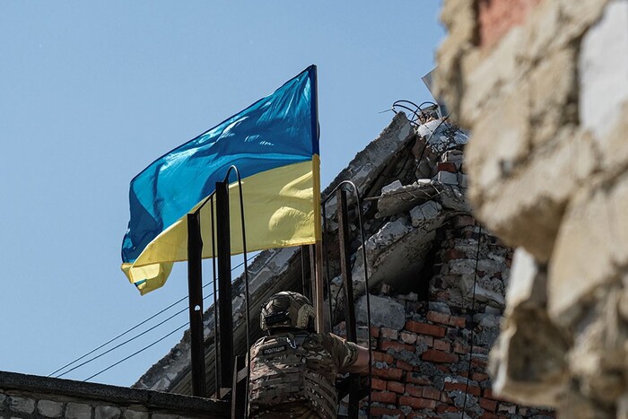 Під носом в окупантів: поліціянти встановили український прапор на краю Авдіївки 