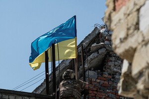 Під носом в окупантів: поліціянти встановили український прапор на краю Авдіївки 