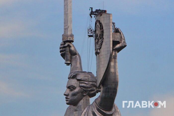 Як відбувався демонтаж радянського герба із «Батьківщини-матері» (фото, відео)