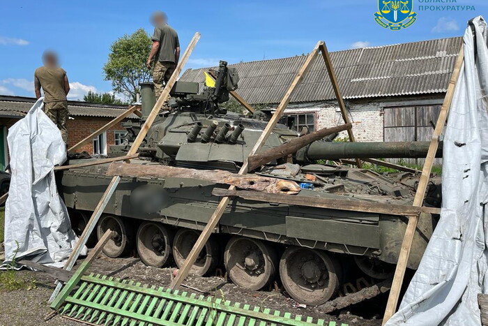 Українець ховав на подвір'ї трофейний російський танк Т-80 (фото)