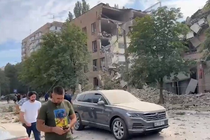 Зеленський показав наслідки ракетної атаки на Кривий Ріг (відео)