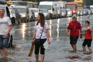 Затоплені переходи, затримується транспорт: столицю накрила потужна злива (відео)