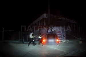 У Чернівцях водій тікав від патрульних та врізався у будівлю (відео)
