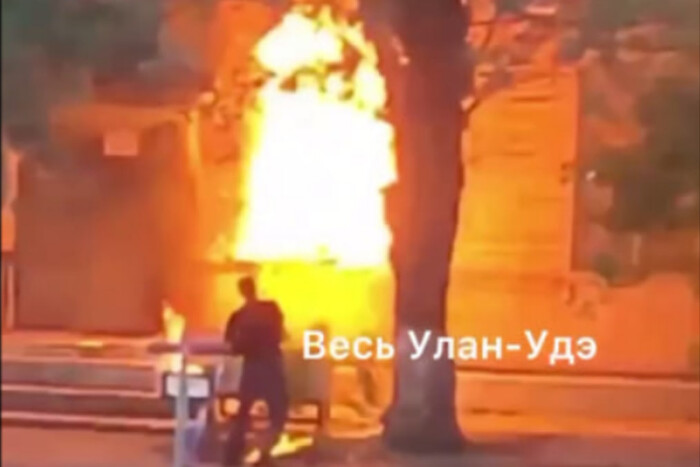 В російському Улан-Уде невідомі підпалили військкомат (відео)