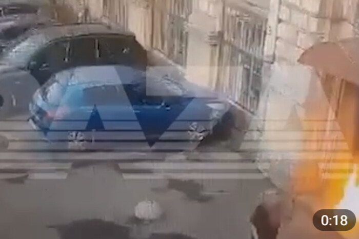 У Санкт-Петербурзі дівчина намагалася підпалити військкомат (відео)