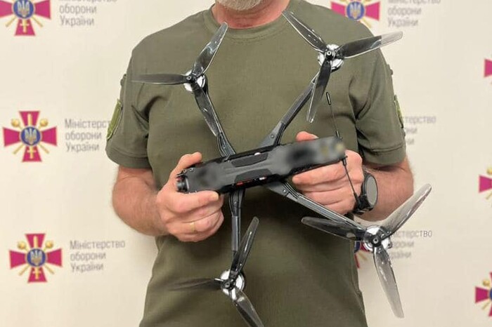 Резніков показав ювілейну модель FPV-дрона, зібраного в Україні