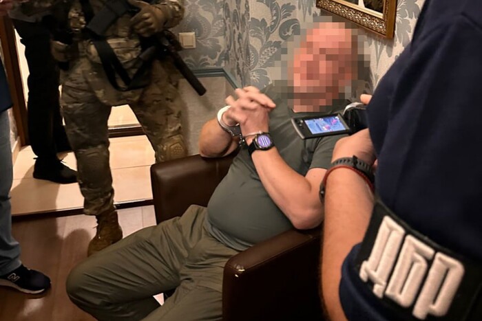Затримано посадовця КМВА, який за гроші допомагав чоловікам виїхати з України 