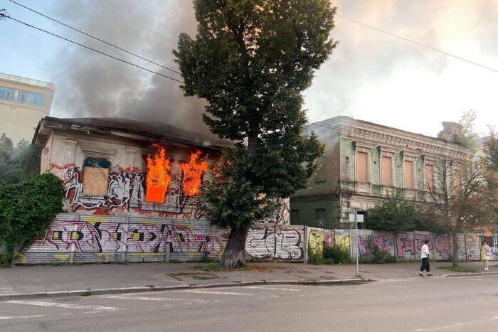 У Києві сталася масштабна пожежа у будівлі Києво-Могилянської академії (фото, відео) 