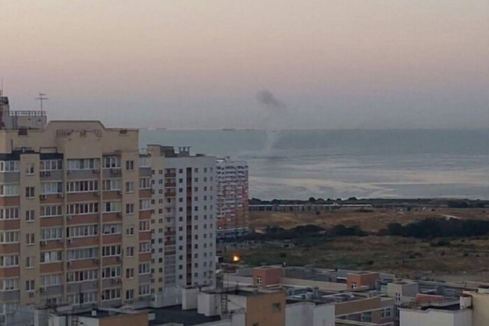 У головному російському порту на Чорному морі прогриміли вибухи (фото, відео)