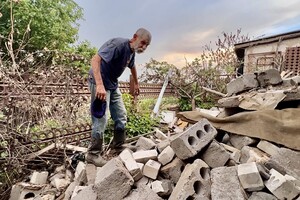 Від домівки залишилися руїни, тож тепер Василь Антонович вимушений тимчасово мешкати у місцевих