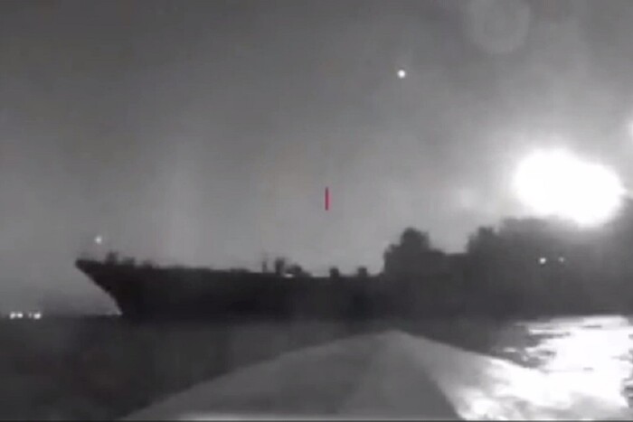 Операція СБУ: момент влучання у російський десантний корабель потрапив на відео