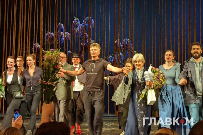 У тіні дерев… Театр Лесі Українки оновив популярну виставу