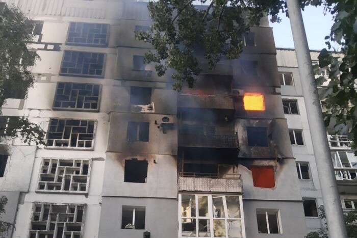 В Оріхові російська ракета влучила у дев'ятиповерхівку, будівля спалахнула 