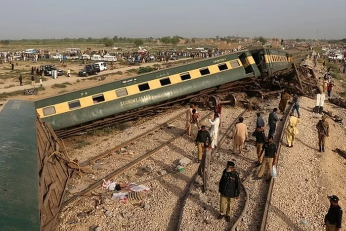 У Пакистані пасажирський потяг зійшов з рейок: десятки загиблих