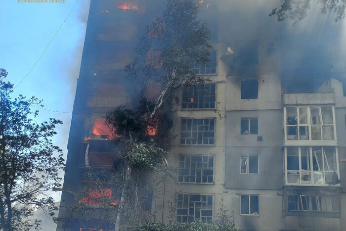 Росіяни тричі обстріляли дев'ятиповерхівку в Оріхові: з'явилося фото наслідків