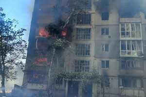 Рятувальники ліквідували спричинену ворожими обстрілами масштабну пожежу в багатоповерхівці Оріхова