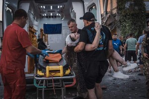 Медики надають допомогу пораненим унаслідок ракетного удару по Покровську