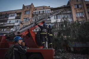 Рятувальники ліквідовують наслідки ракетного удару по Покровську